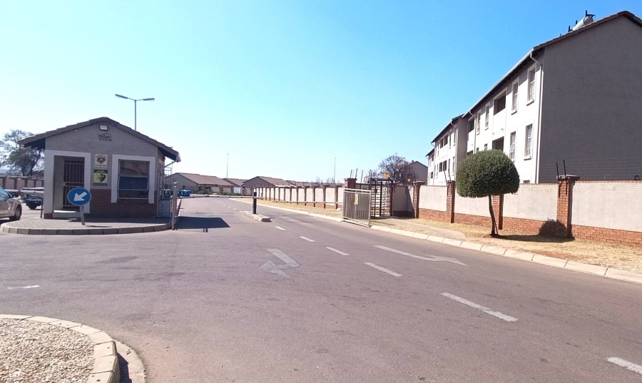 2 Bedroom Property for Sale in Monavoni Gauteng