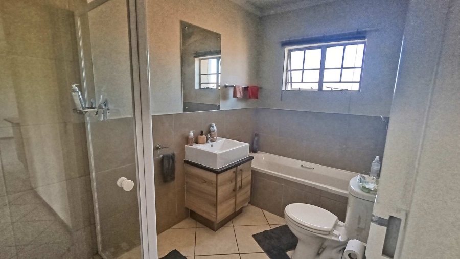 2 Bedroom Property for Sale in Monavoni Gauteng