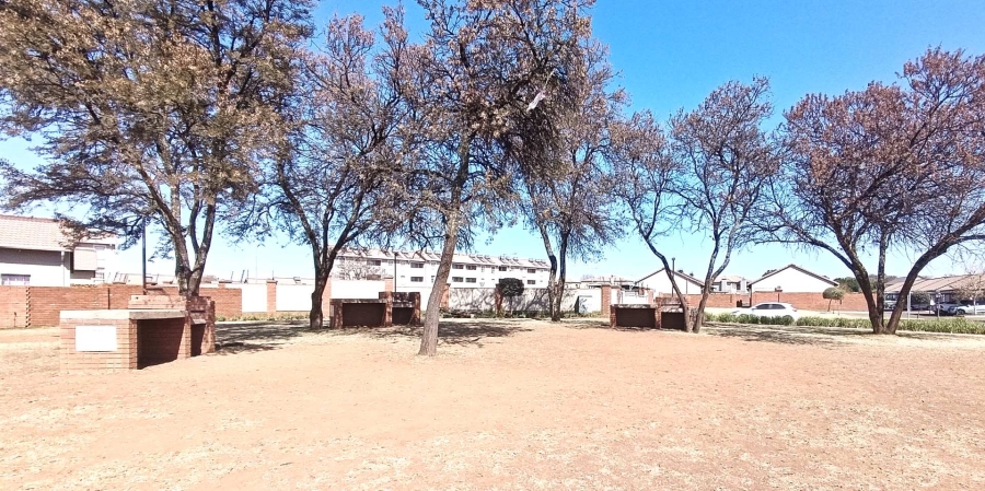 2 Bedroom Property for Sale in Monavoni Gauteng