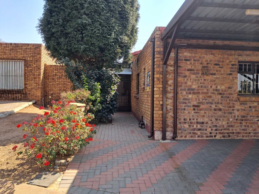 4 Bedroom Property for Sale in Noordwyk Gauteng