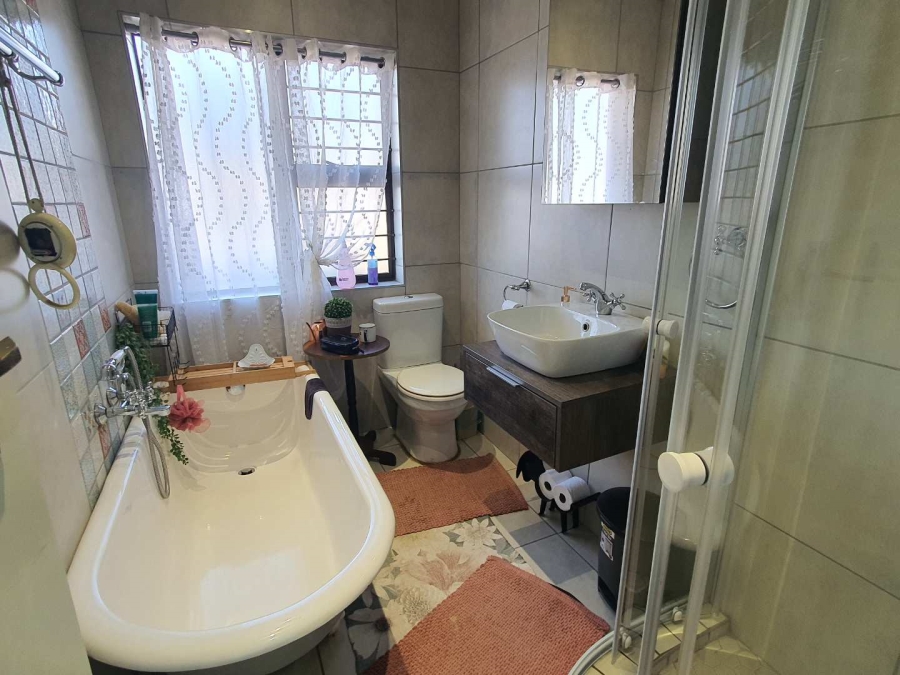 4 Bedroom Property for Sale in Brackenhurst Gauteng