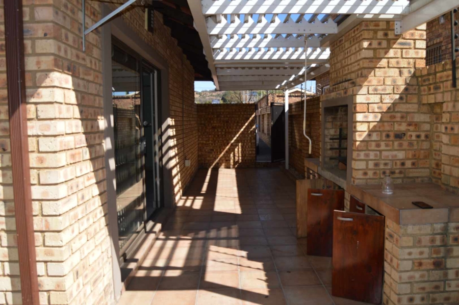 3 Bedroom Property for Sale in New Redruth Gauteng