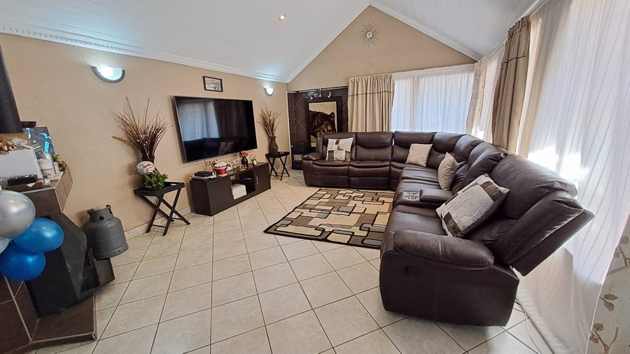 To Let 4 Bedroom Property for Rent in Mondeor Gauteng