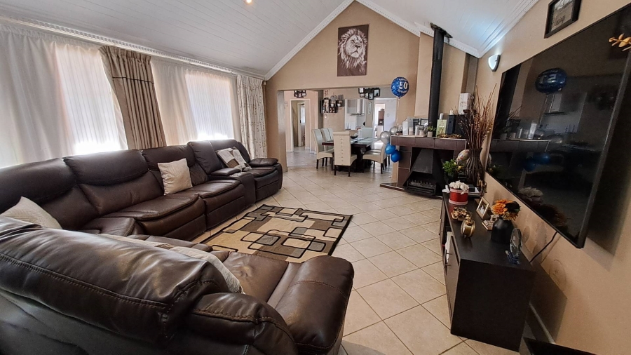 To Let 4 Bedroom Property for Rent in Mondeor Gauteng