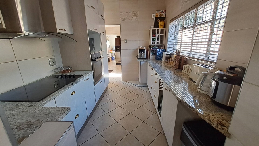 To Let 4 Bedroom Property for Rent in Mondeor Gauteng