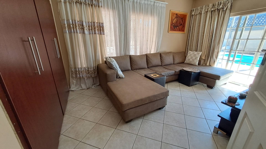 To Let 4 Bedroom Property for Rent in Mondeor Gauteng