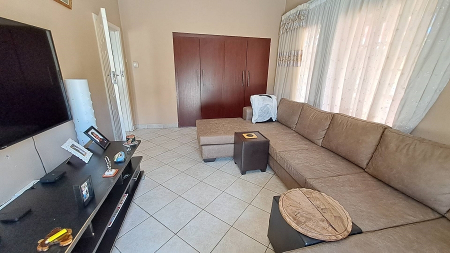 To Let 4 Bedroom Property for Rent in Mondeor Gauteng