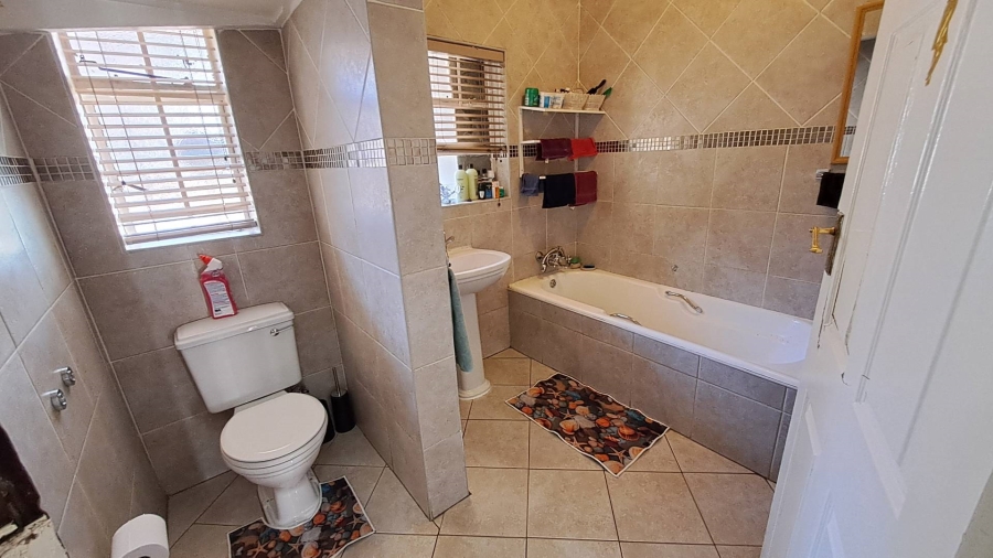 To Let 4 Bedroom Property for Rent in Mondeor Gauteng