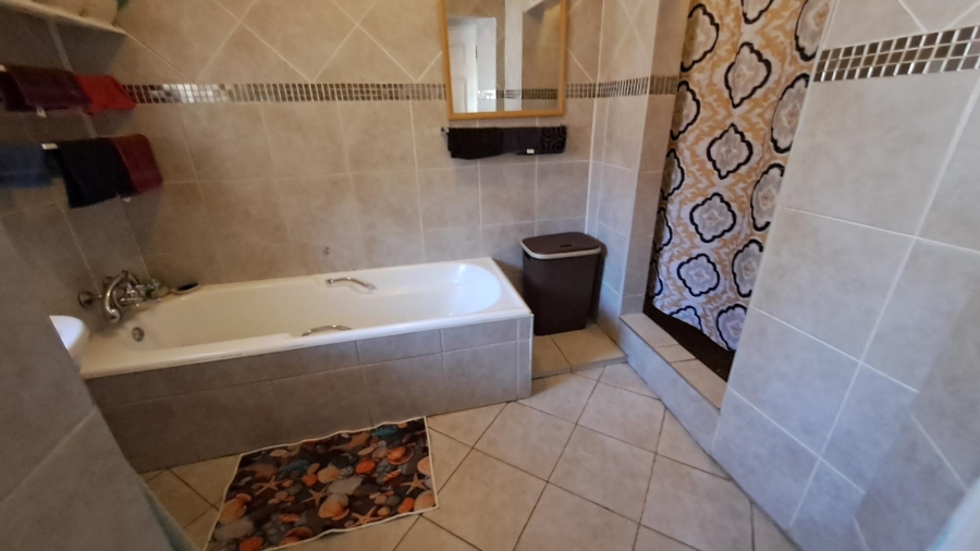 To Let 4 Bedroom Property for Rent in Mondeor Gauteng