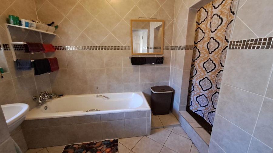 To Let 4 Bedroom Property for Rent in Mondeor Gauteng