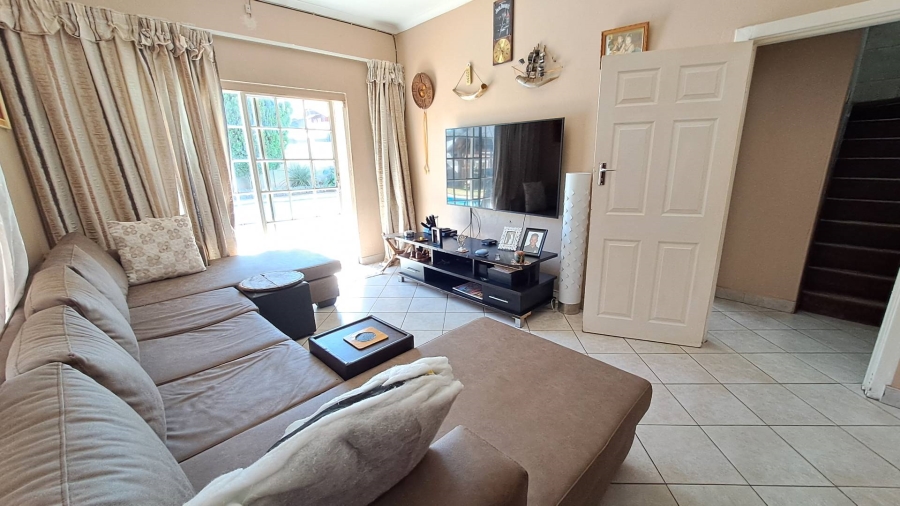 To Let 4 Bedroom Property for Rent in Mondeor Gauteng