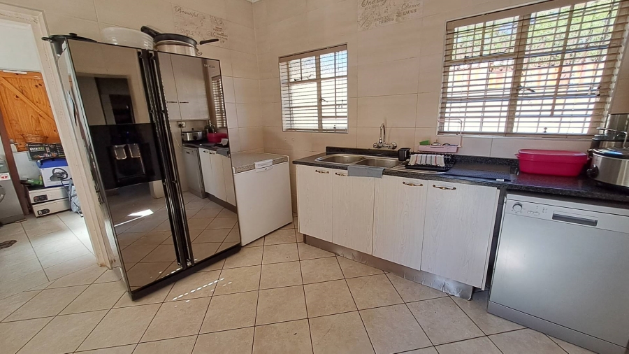 To Let 4 Bedroom Property for Rent in Mondeor Gauteng