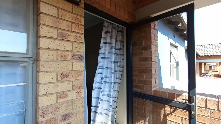 2 Bedroom Property for Sale in Heuweloord Gauteng