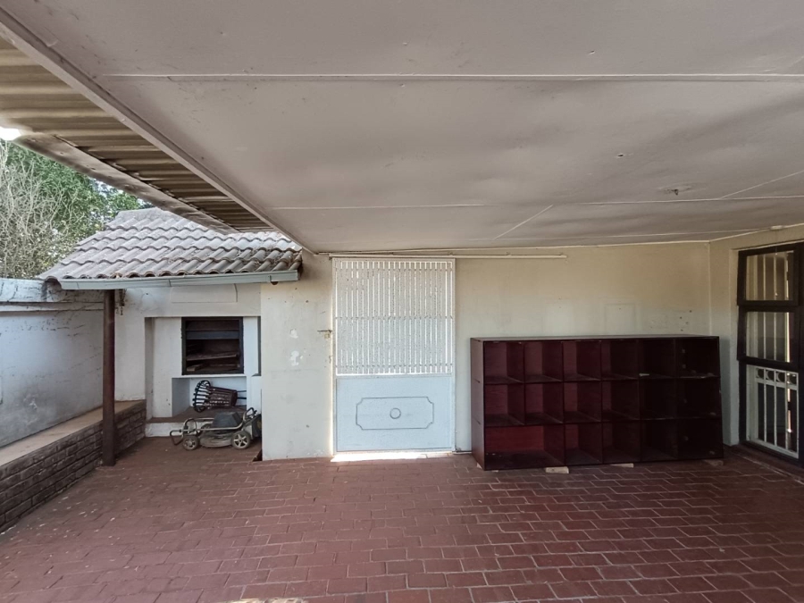 6 Bedroom Property for Sale in Wierdapark Gauteng