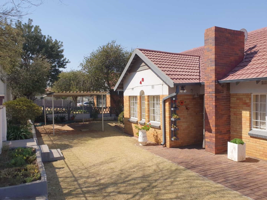 3 Bedroom Property for Sale in Linmeyer Gauteng