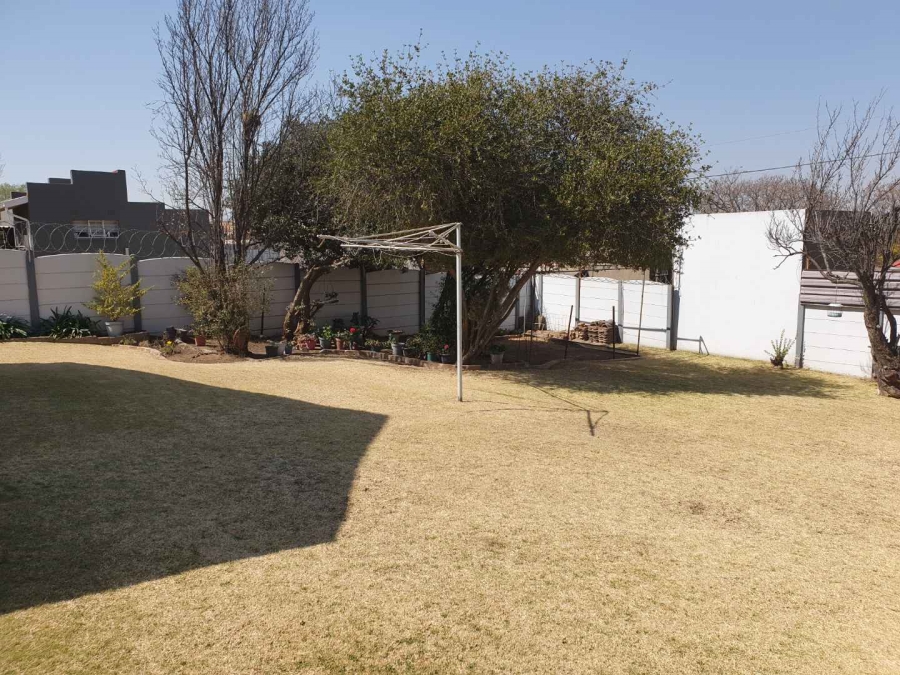 3 Bedroom Property for Sale in Linmeyer Gauteng