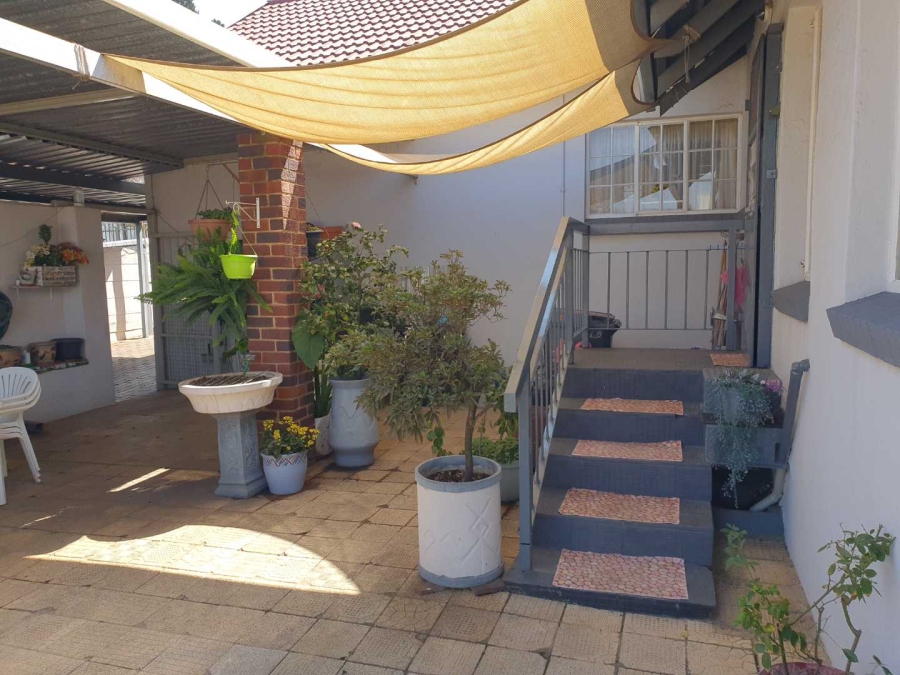 3 Bedroom Property for Sale in Linmeyer Gauteng