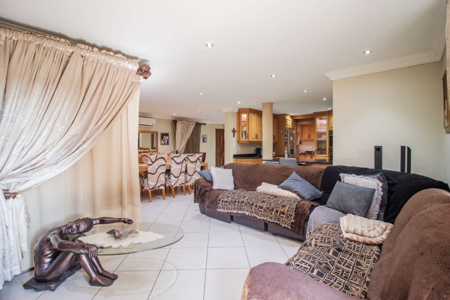 4 Bedroom Property for Sale in Mulbarton Gauteng