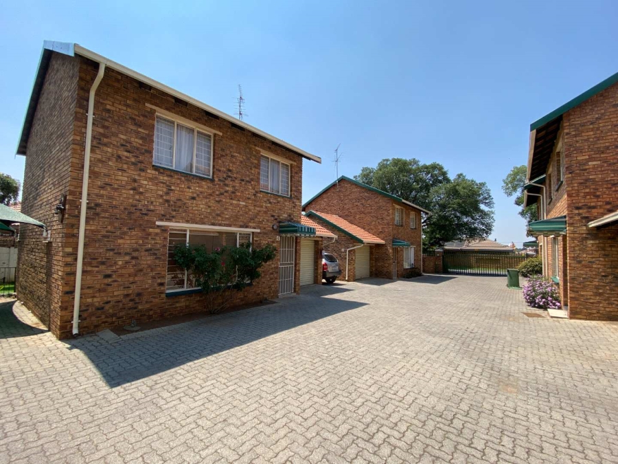 12 Bedroom Property for Sale in New Redruth Gauteng