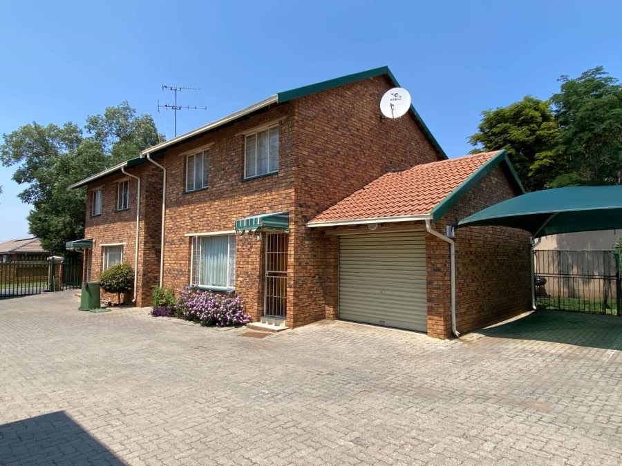 12 Bedroom Property for Sale in New Redruth Gauteng