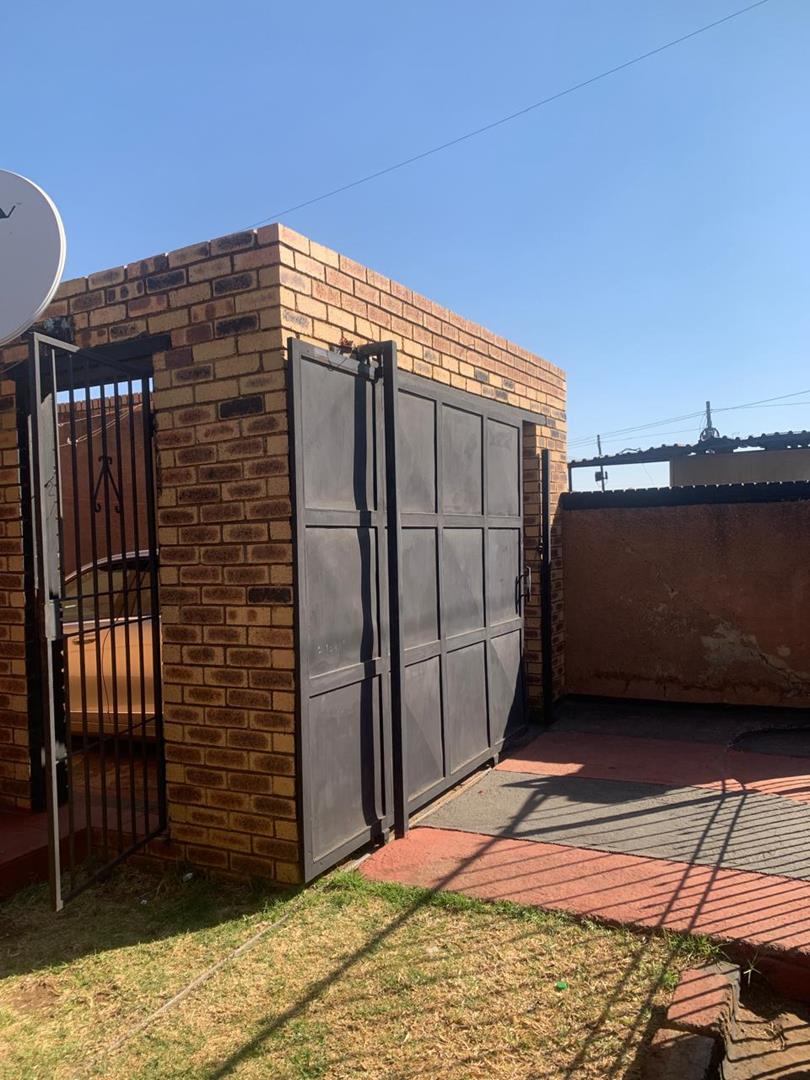 2 Bedroom Property for Sale in Emdeni Gauteng