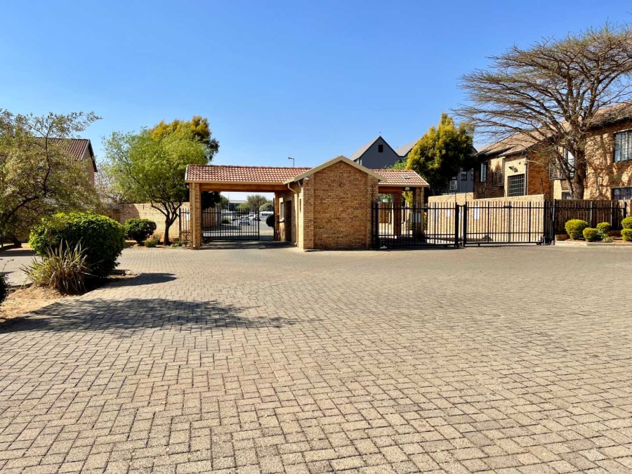 2 Bedroom Property for Sale in Weltevreden Park Gauteng