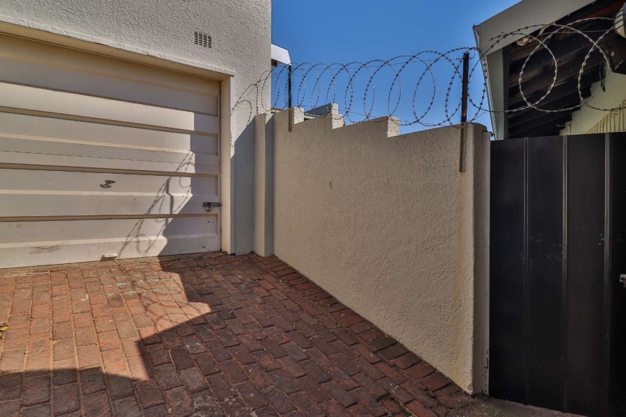 4 Bedroom Property for Sale in Mondeor Gauteng