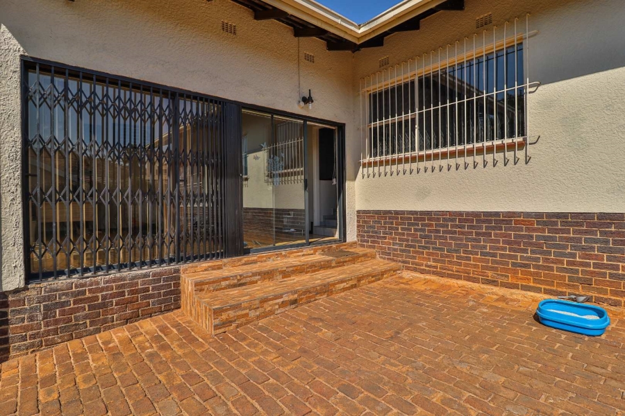 4 Bedroom Property for Sale in Mondeor Gauteng