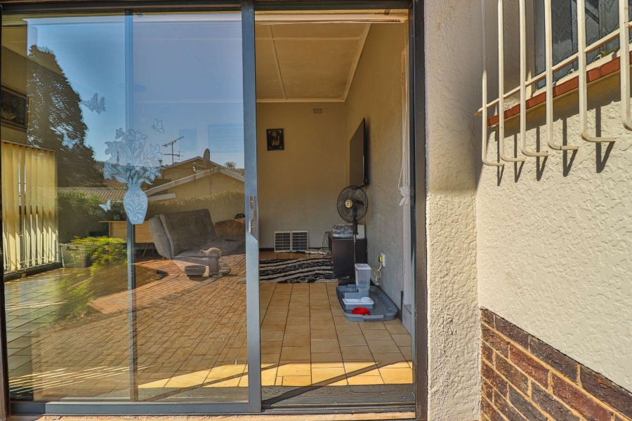 4 Bedroom Property for Sale in Mondeor Gauteng