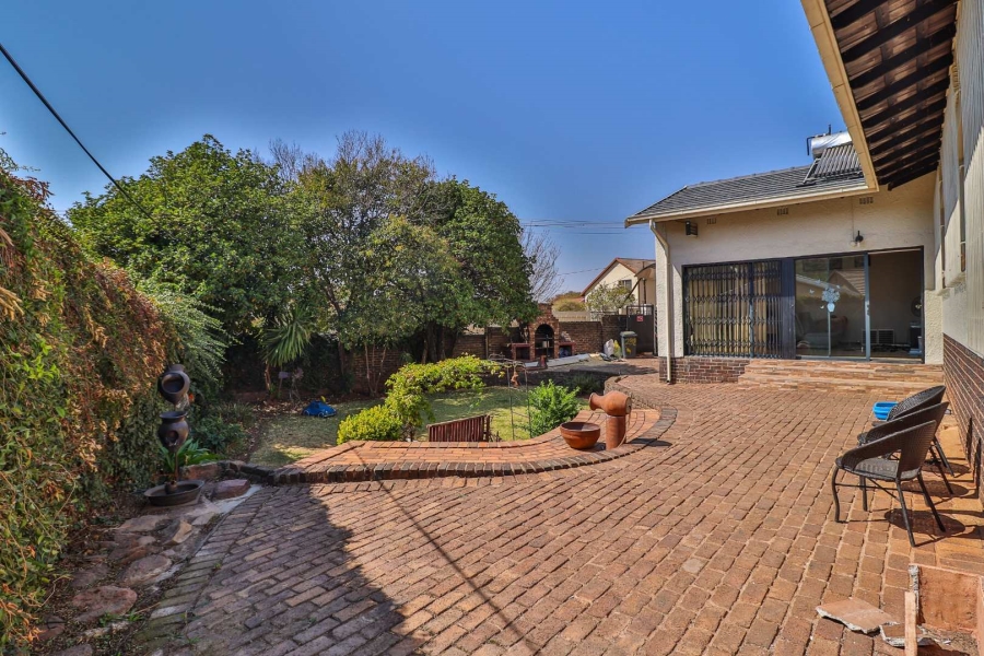 4 Bedroom Property for Sale in Mondeor Gauteng