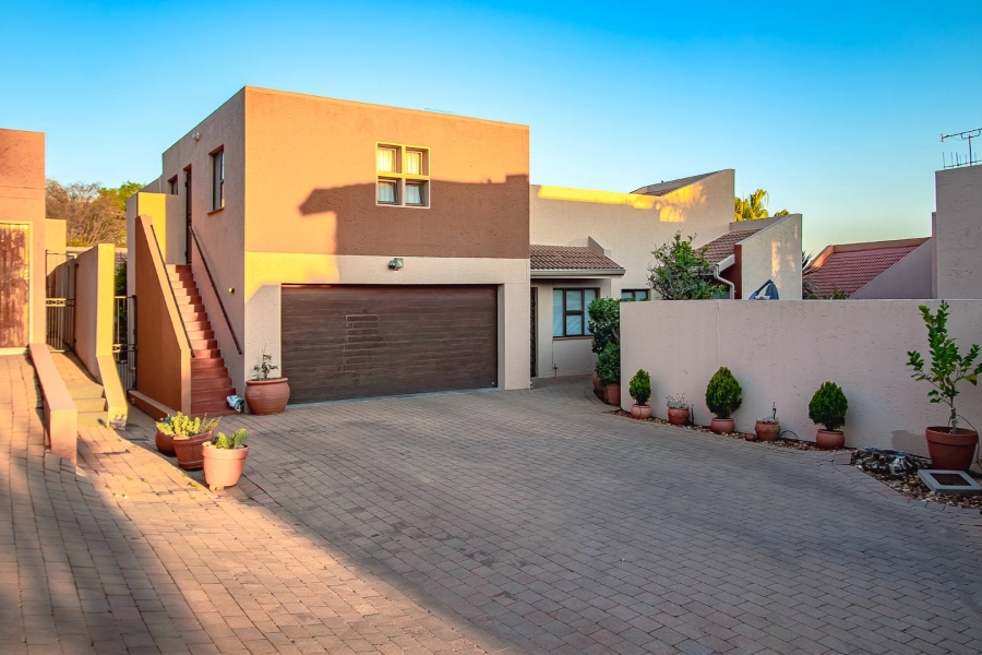 5 Bedroom Property for Sale in Faerie Glen Gauteng