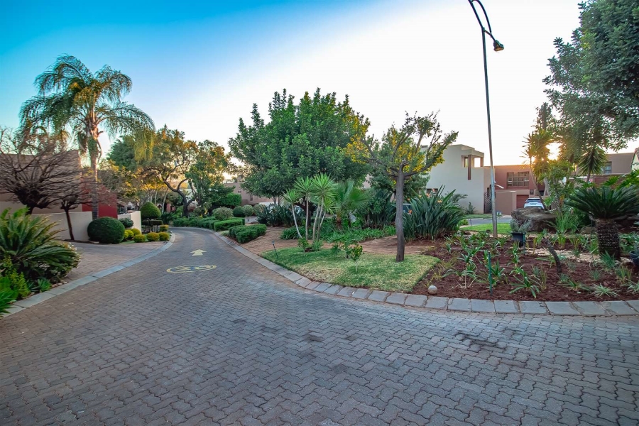 5 Bedroom Property for Sale in Faerie Glen Gauteng