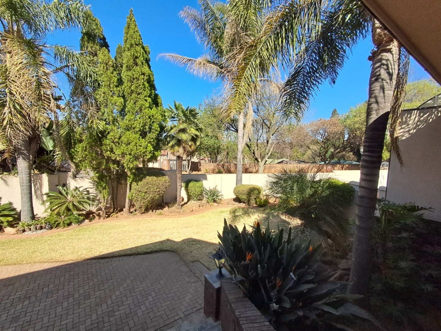 6 Bedroom Property for Sale in Mulbarton Gauteng