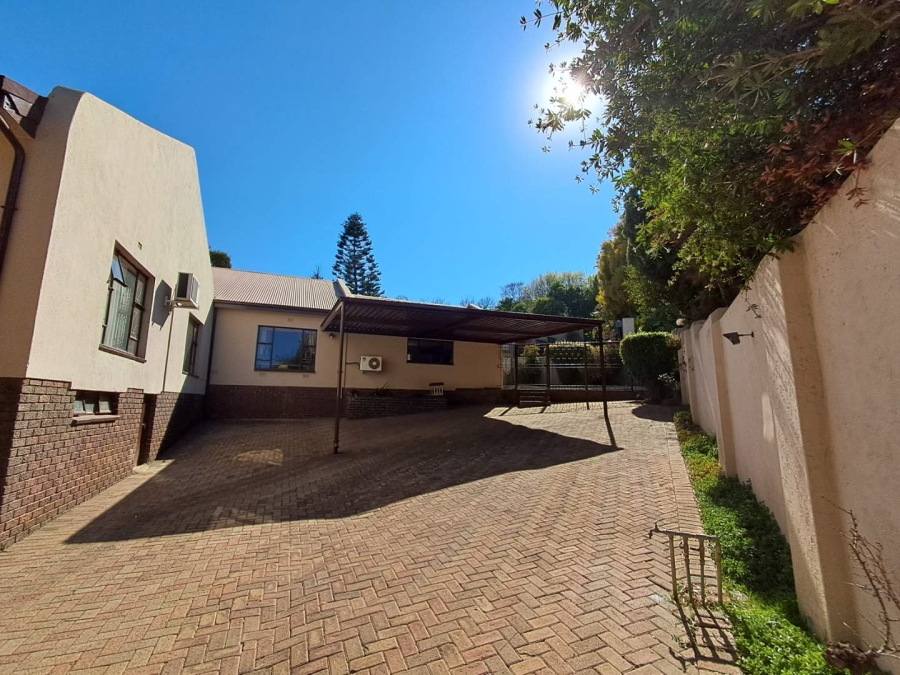 6 Bedroom Property for Sale in Mulbarton Gauteng