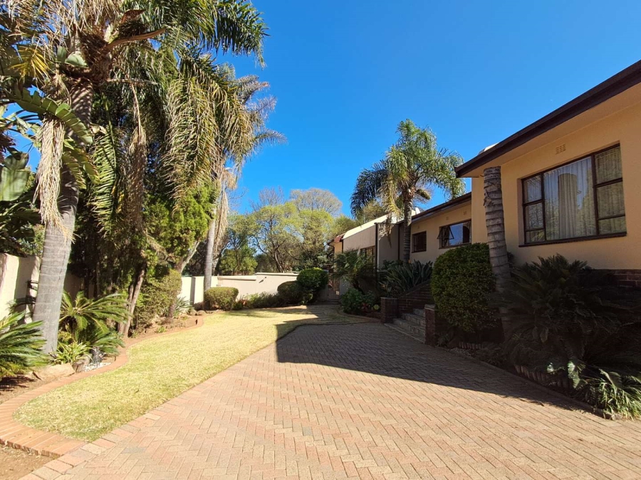 6 Bedroom Property for Sale in Mulbarton Gauteng