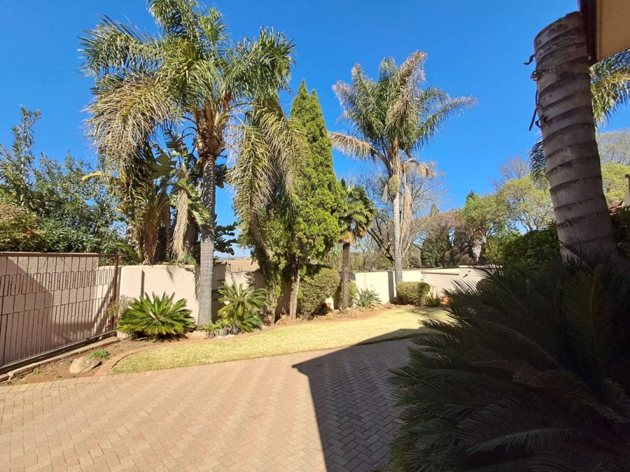 6 Bedroom Property for Sale in Mulbarton Gauteng