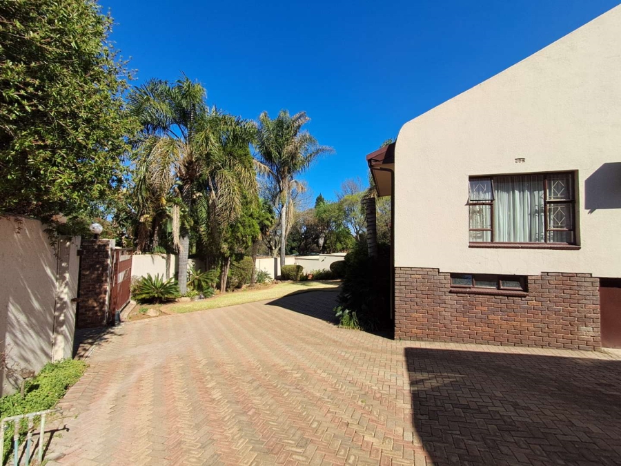 6 Bedroom Property for Sale in Mulbarton Gauteng