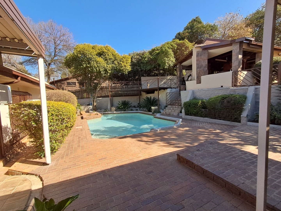 6 Bedroom Property for Sale in Mulbarton Gauteng