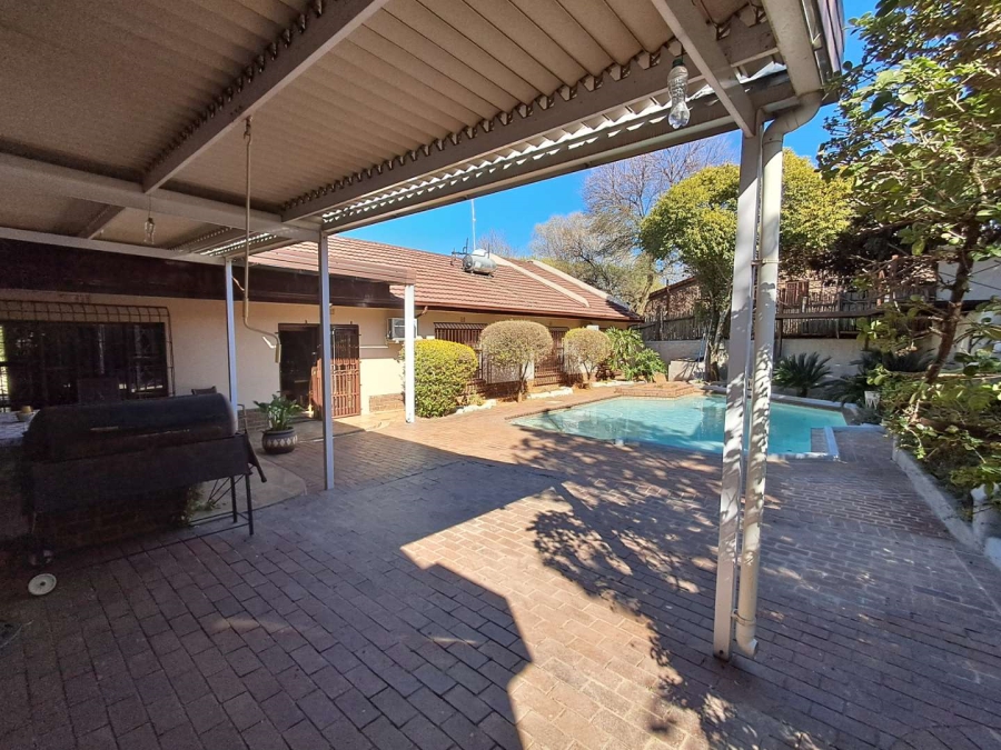 6 Bedroom Property for Sale in Mulbarton Gauteng