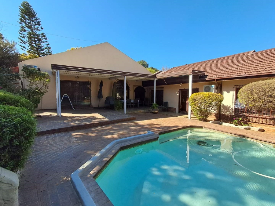 6 Bedroom Property for Sale in Mulbarton Gauteng