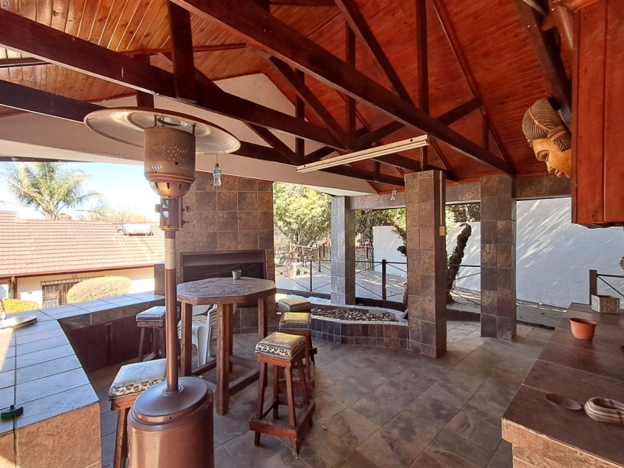 6 Bedroom Property for Sale in Mulbarton Gauteng