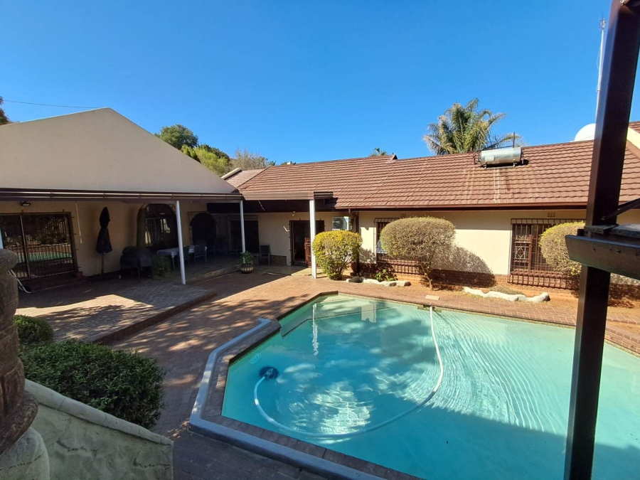 6 Bedroom Property for Sale in Mulbarton Gauteng