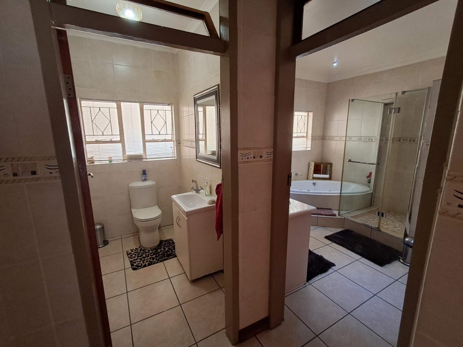 6 Bedroom Property for Sale in Mulbarton Gauteng