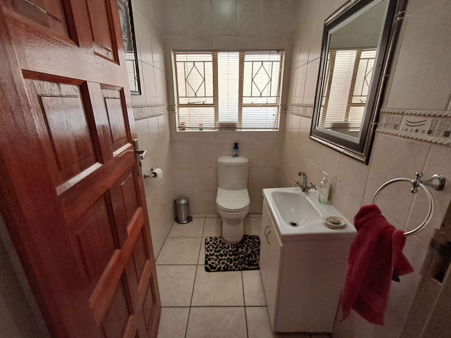 6 Bedroom Property for Sale in Mulbarton Gauteng