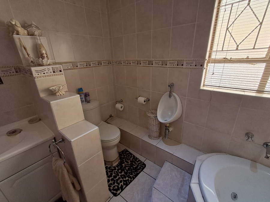 6 Bedroom Property for Sale in Mulbarton Gauteng