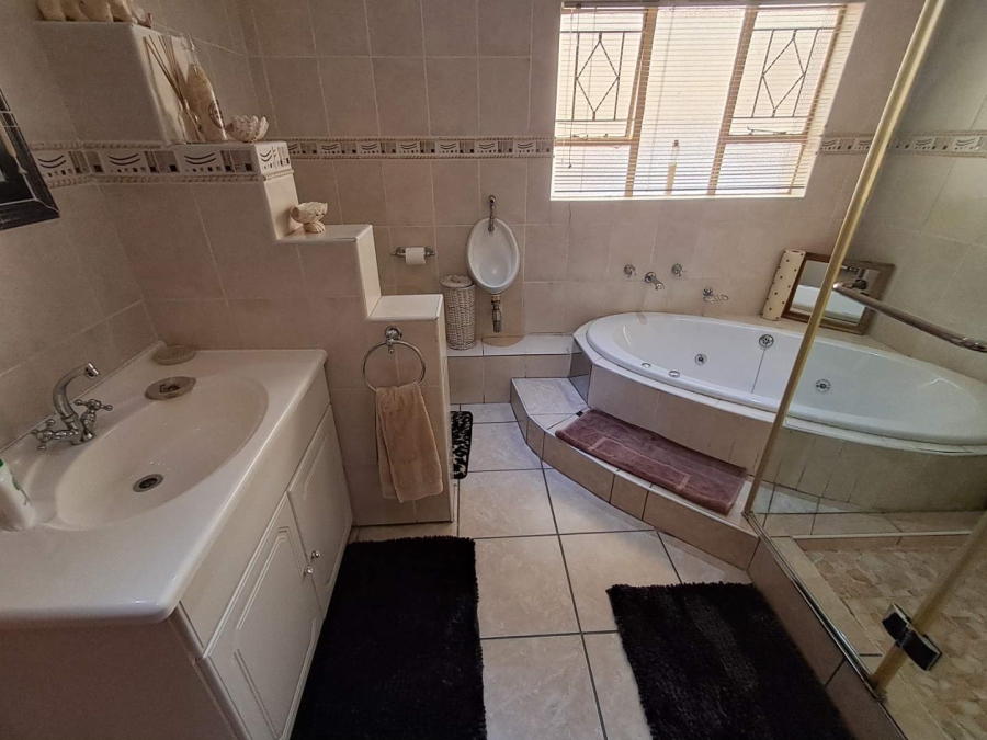 6 Bedroom Property for Sale in Mulbarton Gauteng