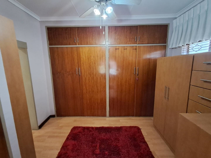 6 Bedroom Property for Sale in Mulbarton Gauteng