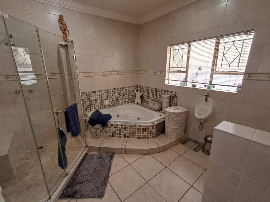 6 Bedroom Property for Sale in Mulbarton Gauteng