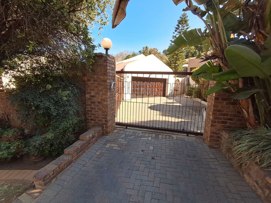 6 Bedroom Property for Sale in Mulbarton Gauteng