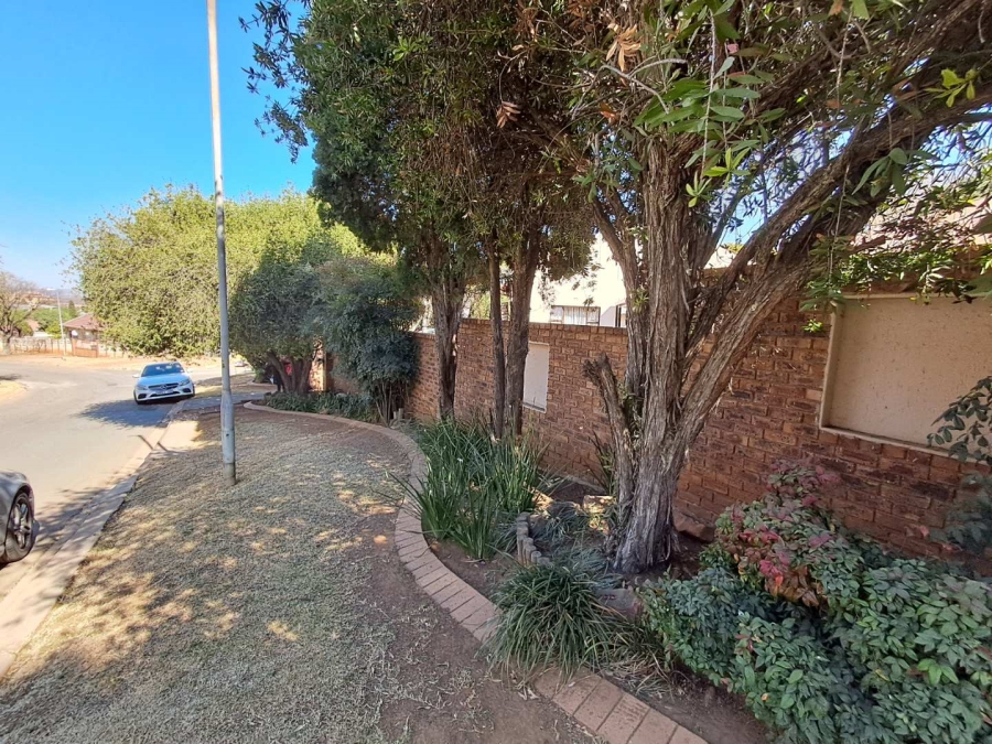 6 Bedroom Property for Sale in Mulbarton Gauteng